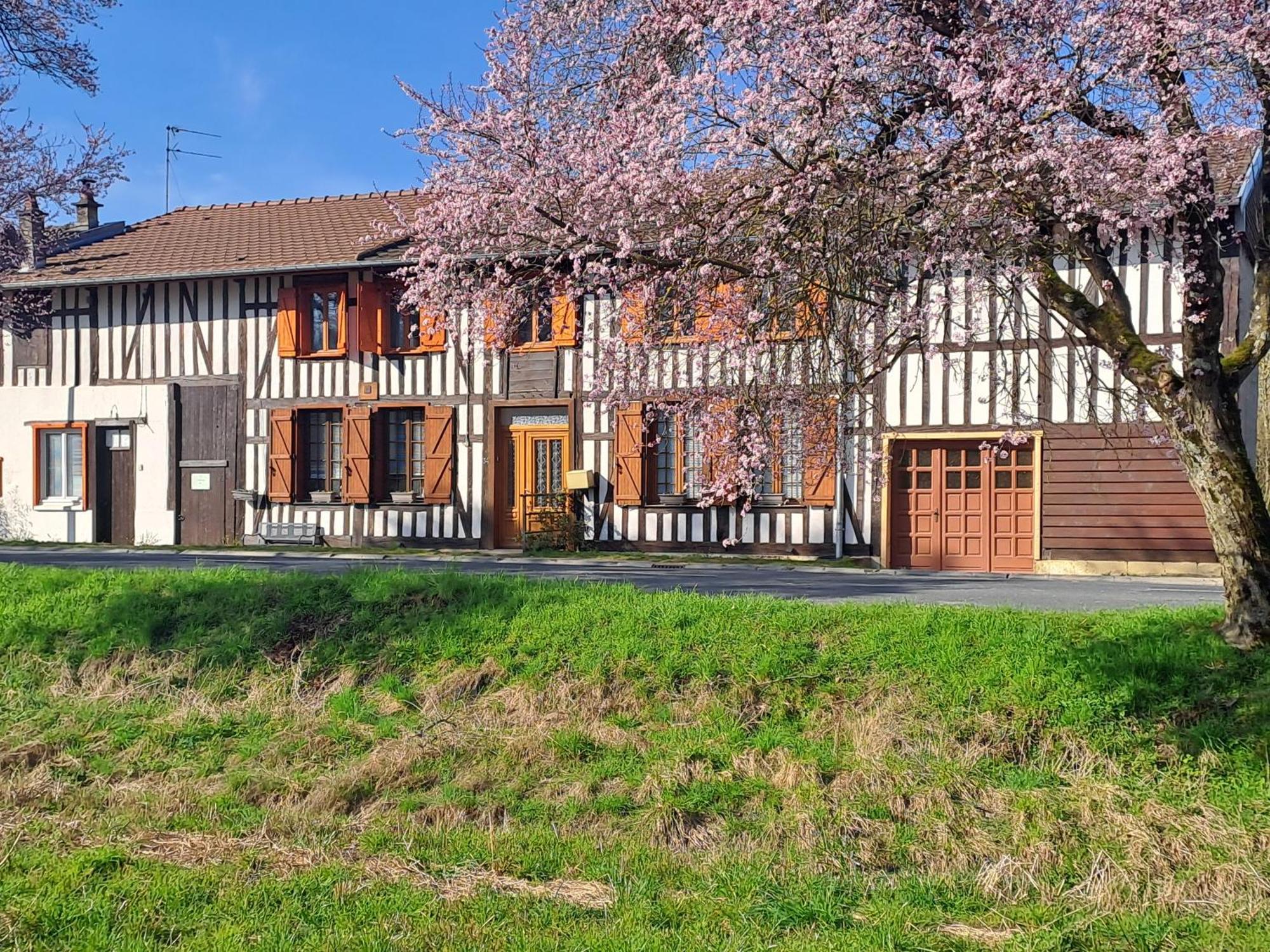 Chatrou Chatelraould-Saint-Louvent Buitenkant foto